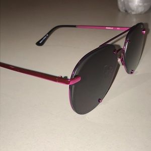 QUAY Austrailia REBELLE 111 Fuschia Sunglasses